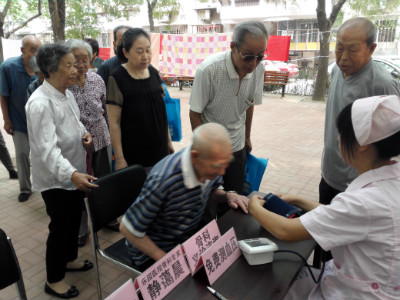 郑州痛风风湿病医院进入社区，关爱送进门