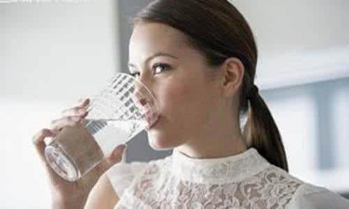 夏季喝水喝不够总是口干舌燥是怎么回事?会不会是病?