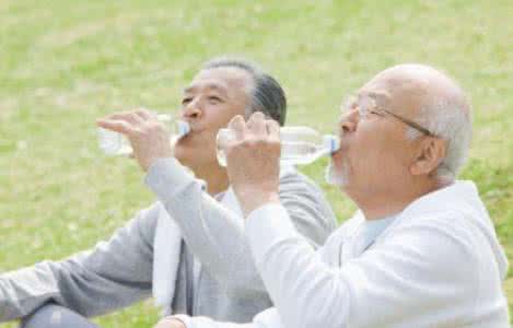 身体内尿酸太高了，怎么通过饮食来调节？