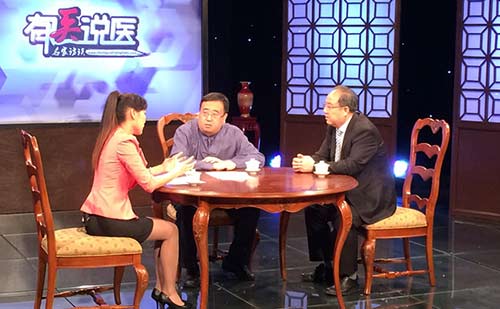 王怀庆主任在节目中介绍风湿关节病病理常识