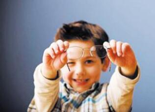 现在孩子的近视情况越来越严重了，该怎么帮孩子预防近视呢？