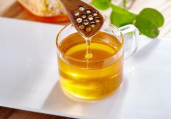 每天喝点蜂蜜养生效果显著，那什么时间喝蜂蜜最好？