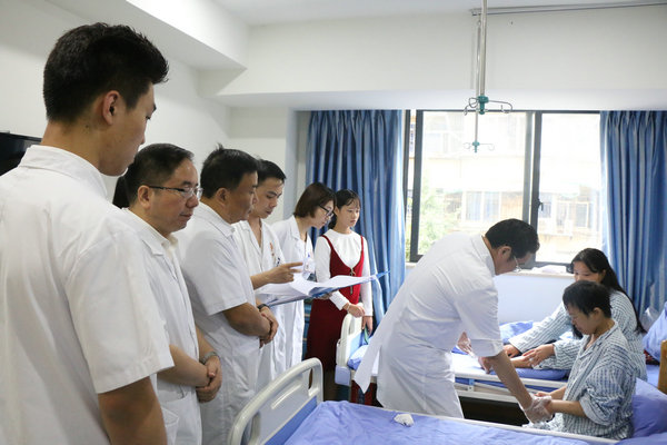 我院住院部医生陪同林孝义教授巡诊查房,评估患者病情恢复情况 郑州痛风风湿病医院名誉院长林孝义