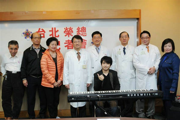 亚洲“钢琴小王子”之称的“VK克”许勤毅(左)感謝林孝义医师(右)悉心治疗,让他保有生活品质 郑州痛风风湿病医院名誉院长林孝义