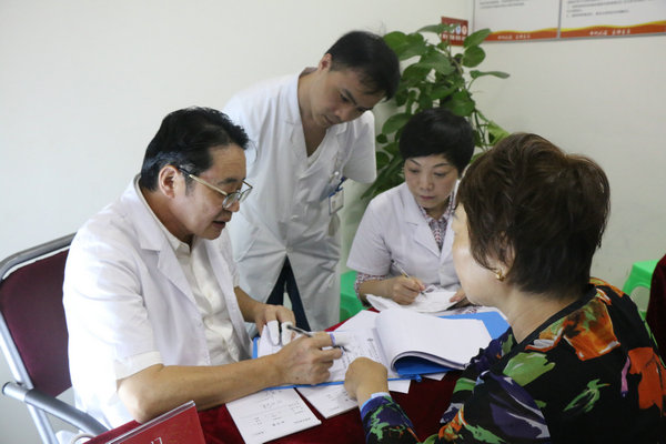 林孝义教授与我院医生联合为患者看诊 郑州痛风风湿病医院名誉院长林孝义
