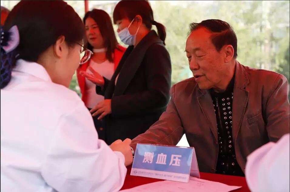 郑州痛风风湿病医院宣传健康，提高意识