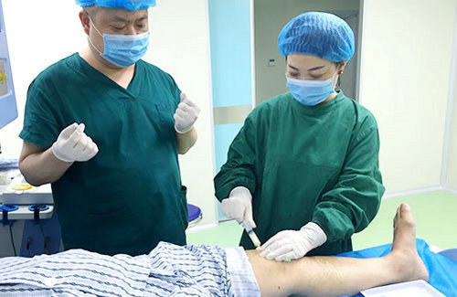 杜爱华主任为患者进行局部治疗 郑州痛风风湿病医院门诊主任杜爱华