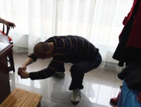李先生多关节症状缓解,可自行蹲起 经过郑州痛风风湿病医院专家三个多月的时间治疗,痛风现已恢复健康
