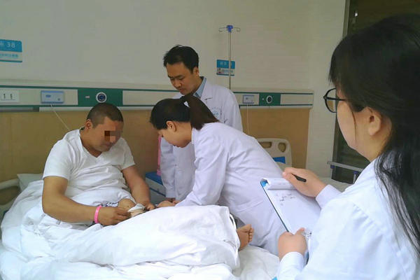 康秀宣主任查房,了解患者病情康复情况 郑州痛风风湿病医院科室主任康秀宣