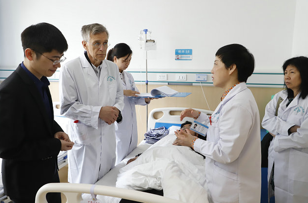 (图：杜爱华院长与国际风湿免疫学著名专家学者Rikard·Holmdahl教授，讨论优化病人的治疗 方案)